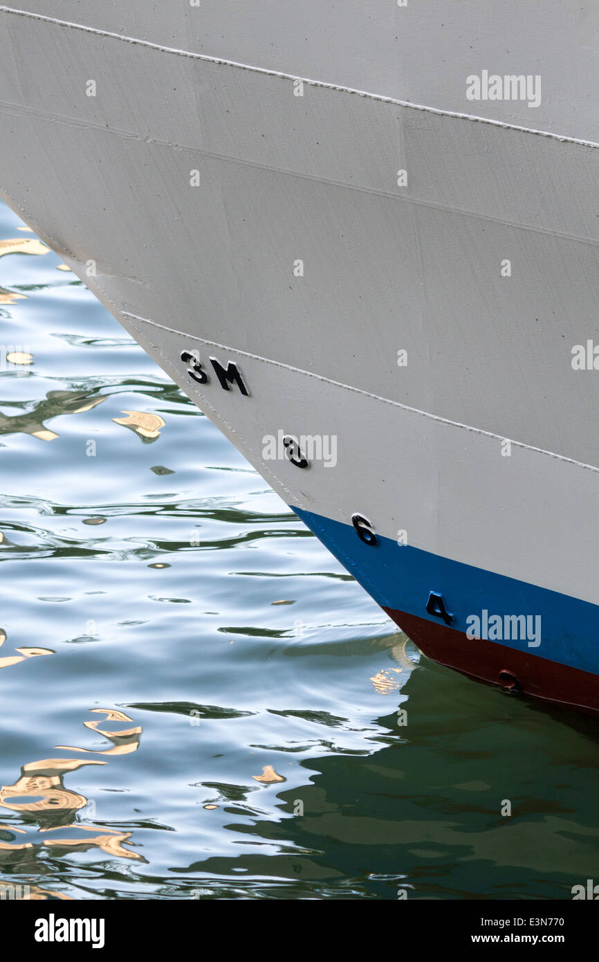 Tiefe Markierungen auf dem Bug eines Schiffes Stockfoto