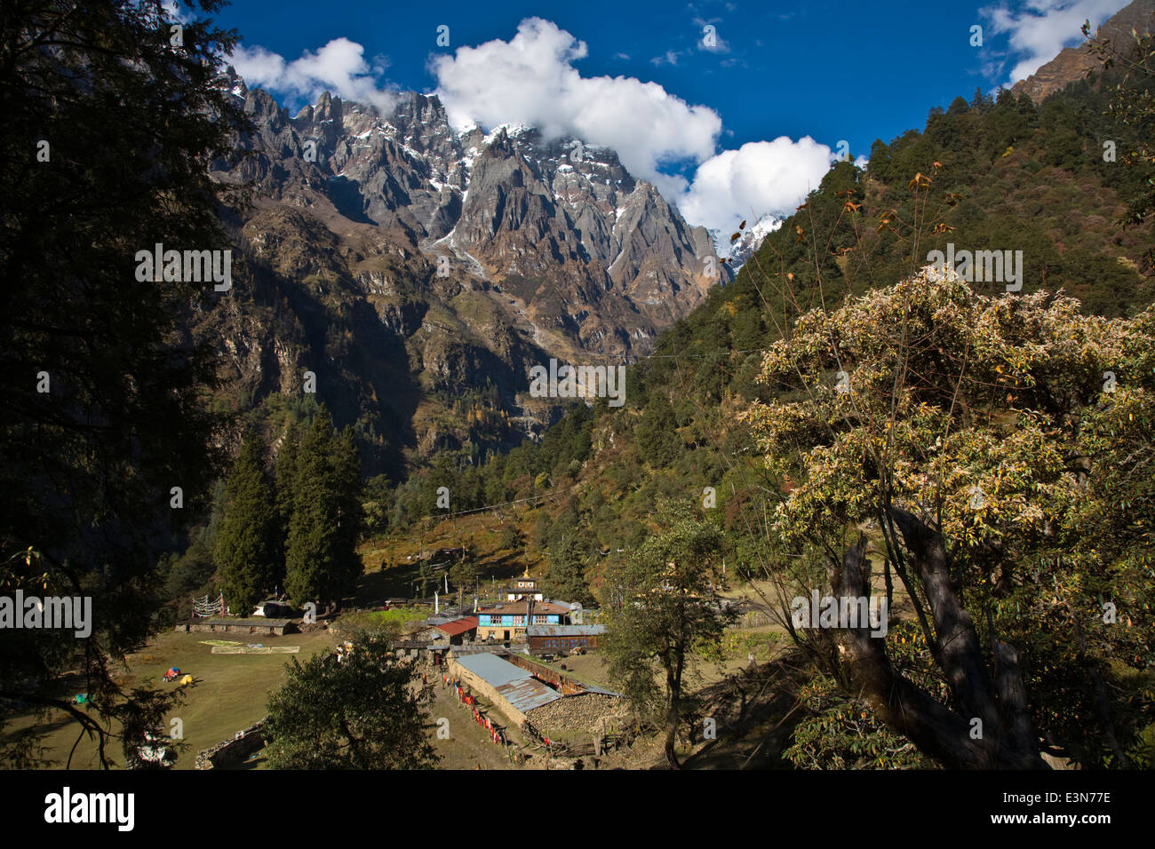 EIN TIBETISCH-BUDDHISTISCHEN KLOSTER - NEPAL HIMALAYA Stockfoto