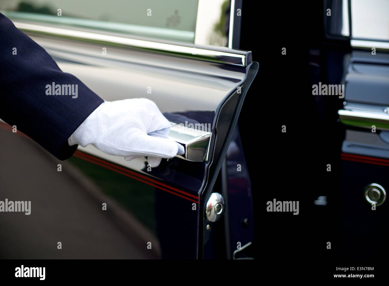Luxus-Service mit Chauffeur, die Tür zu öffnen Stockfoto