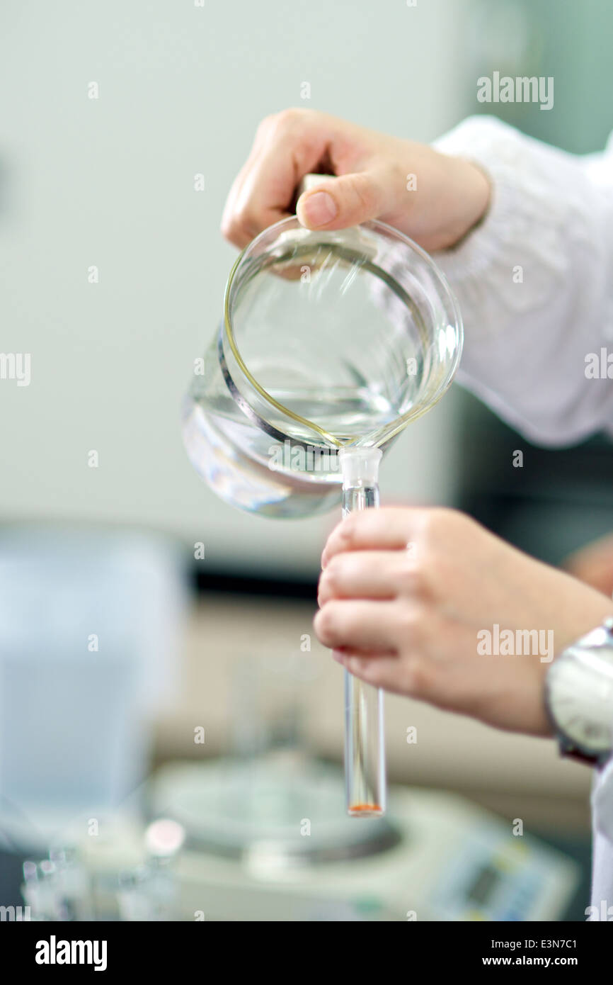 Chemische Substanz im Labor einfüllen Reagenzglas Stockfoto