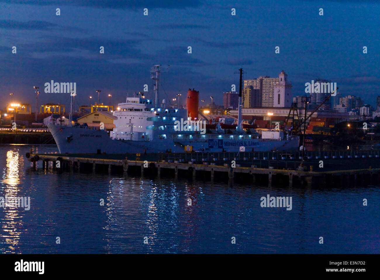 Ein Schiff am Dock in der Bucht von MANILA - MANILA, Philippinen Stockfoto