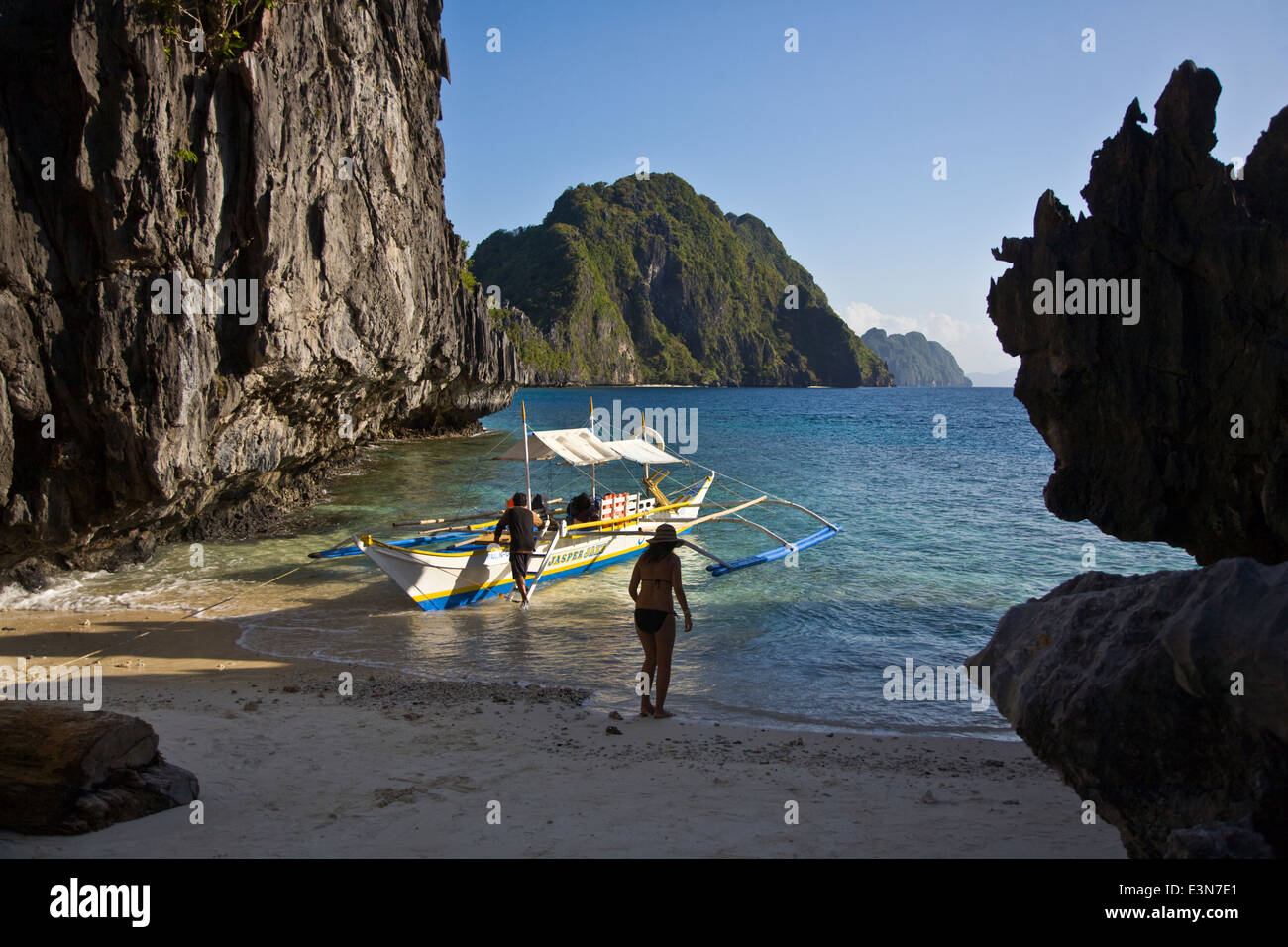 Unser Katamaran auf MATINLOC ISLAND in der Nähe von EL NIDO in BACUIT BAY - Insel PALAWAN, Philippinen Stockfoto