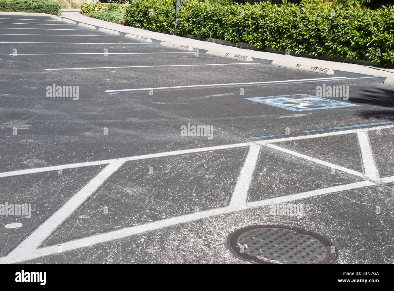 PKW-Parkplatz mit weißen Markierung Stockfoto