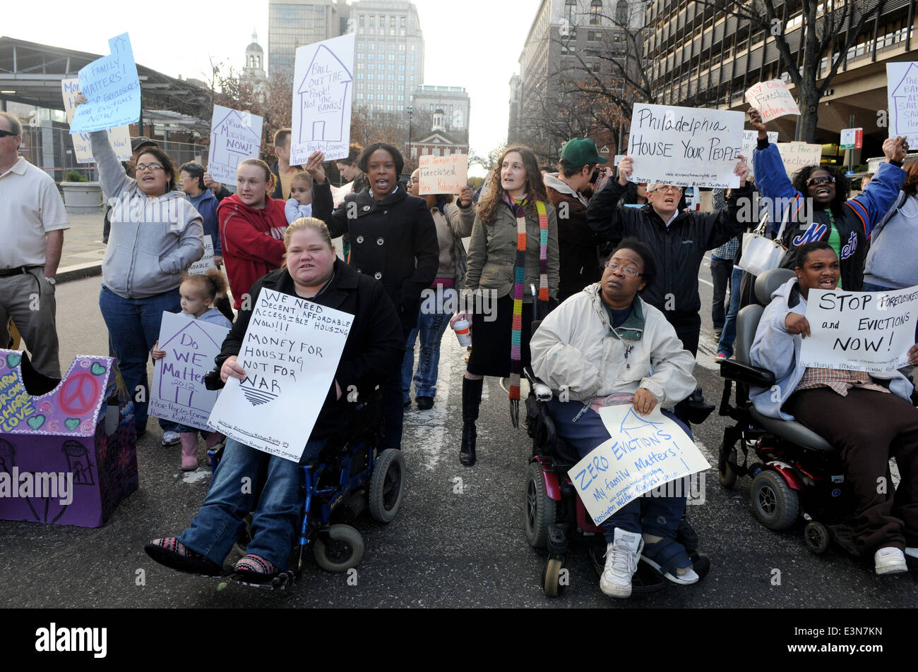 Ein Protest gegen die Schließung in der Mittelstadt in Philadelphia, PA. Stockfoto