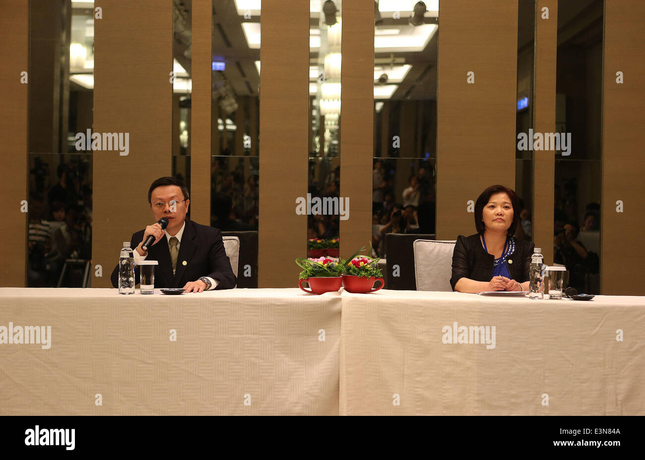 Taiwan Taoyuan, China. 25. Juni 2014. Wang Yu-Chi (L), Direktor des chinesischen Taiwan Mainland Affairs Council, beantwortet Fragen auf einer Pressekonferenz in Taoyuan, Taiwan in Südost-China, 25. Juni 2014. © Wang Shen/Xinhua/Alamy Live-Nachrichten Stockfoto