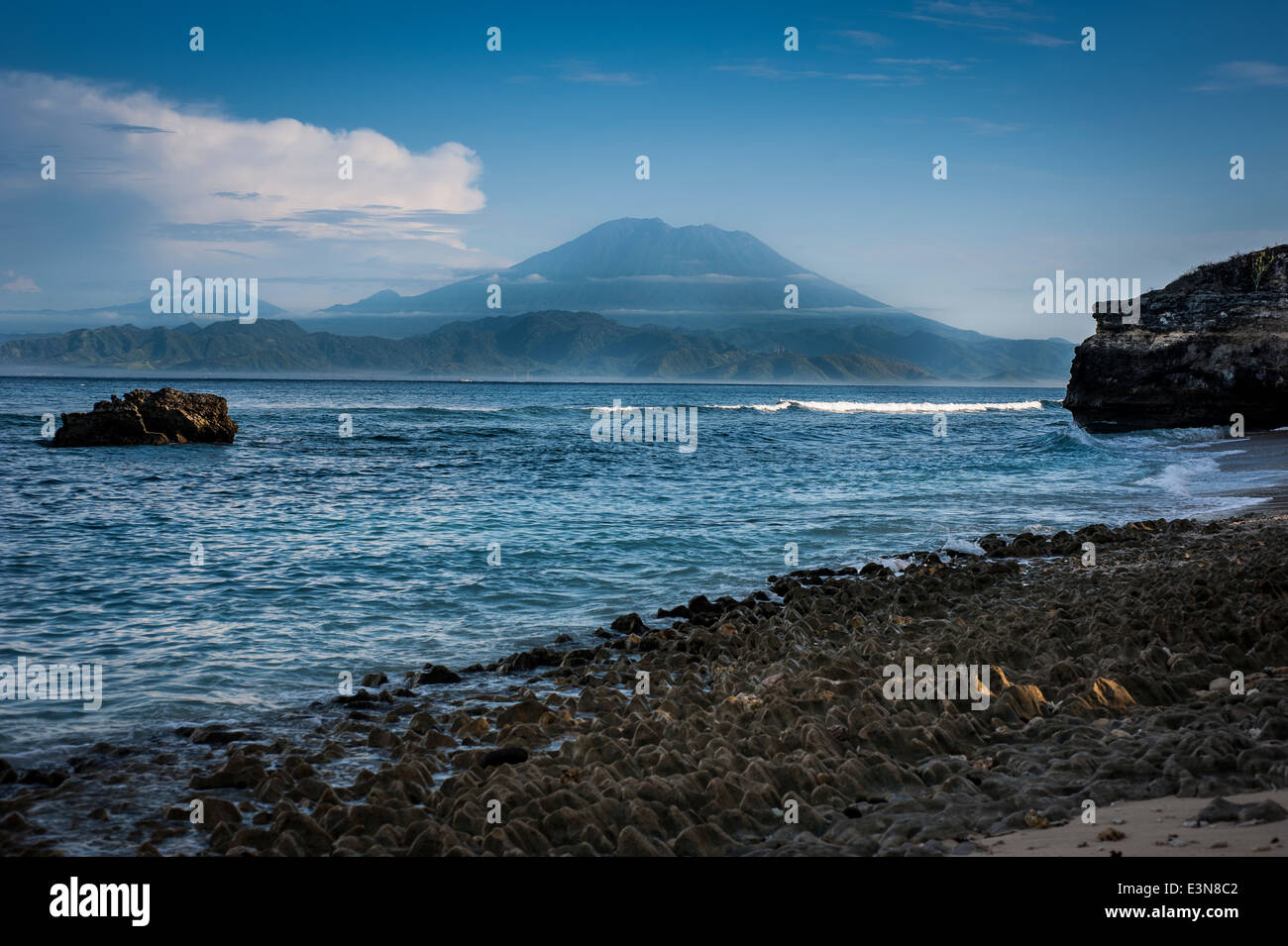 Mount Agung Vulkan auf Bali, vollständige Ansicht von Nusa Penida Insel. Stockfoto