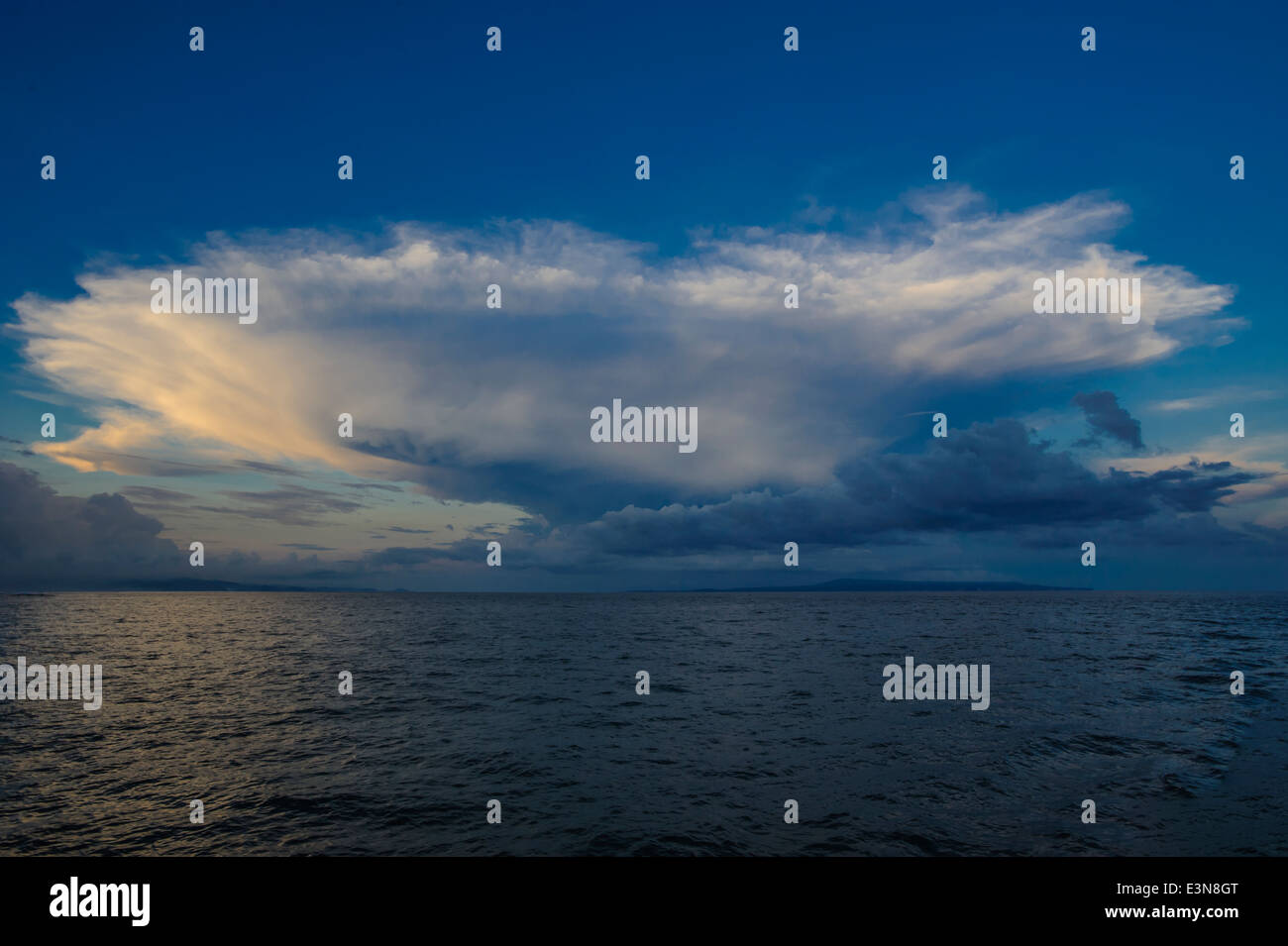 Den offenen Ozean vor der Küste von Osten Bali während der Dämmerung, Sonnenuntergang Zeit. Eine schöne Wolke über dem Ozean Stockfoto