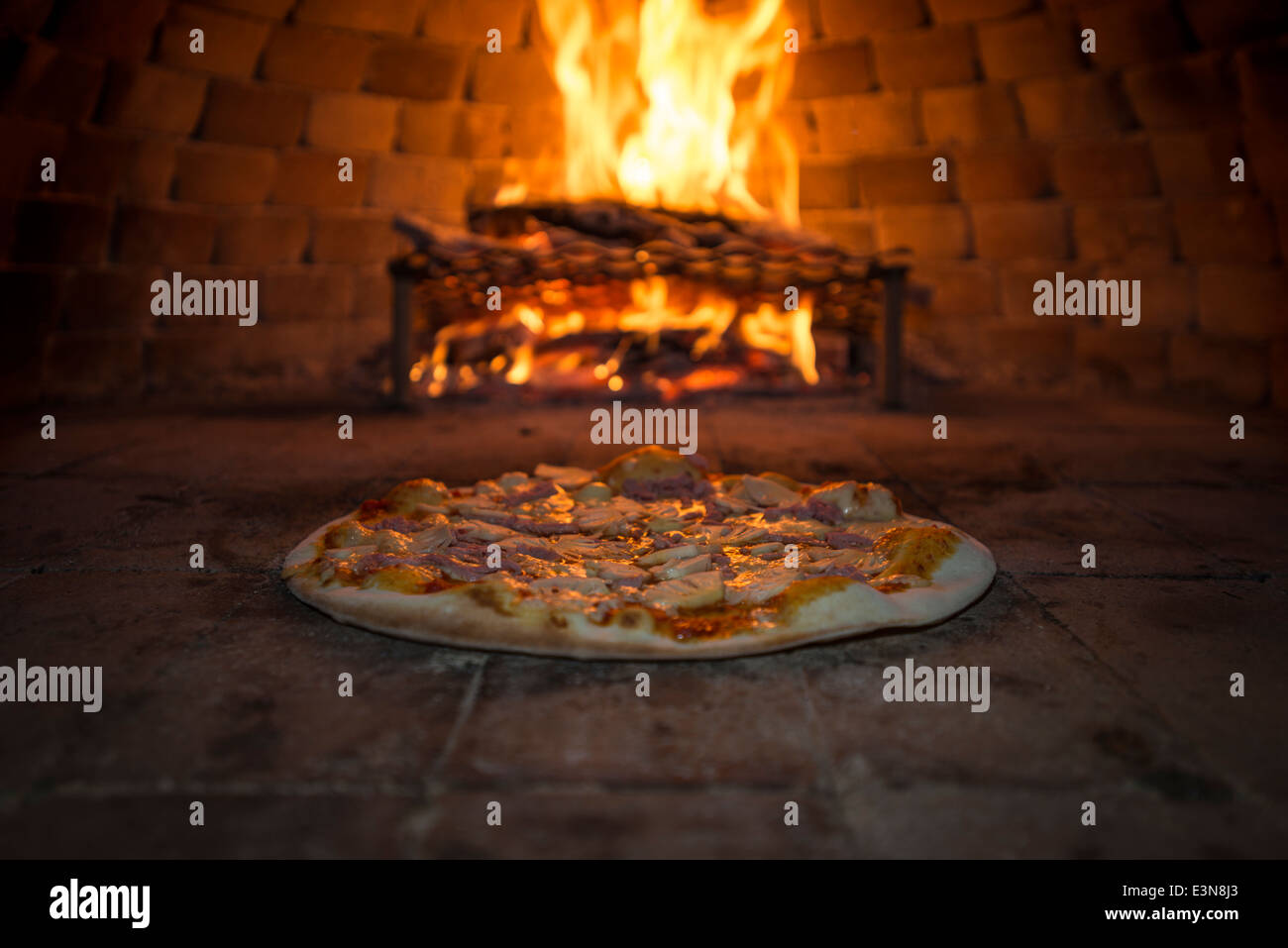 Eine Pizza in den Holzofen Stockfoto