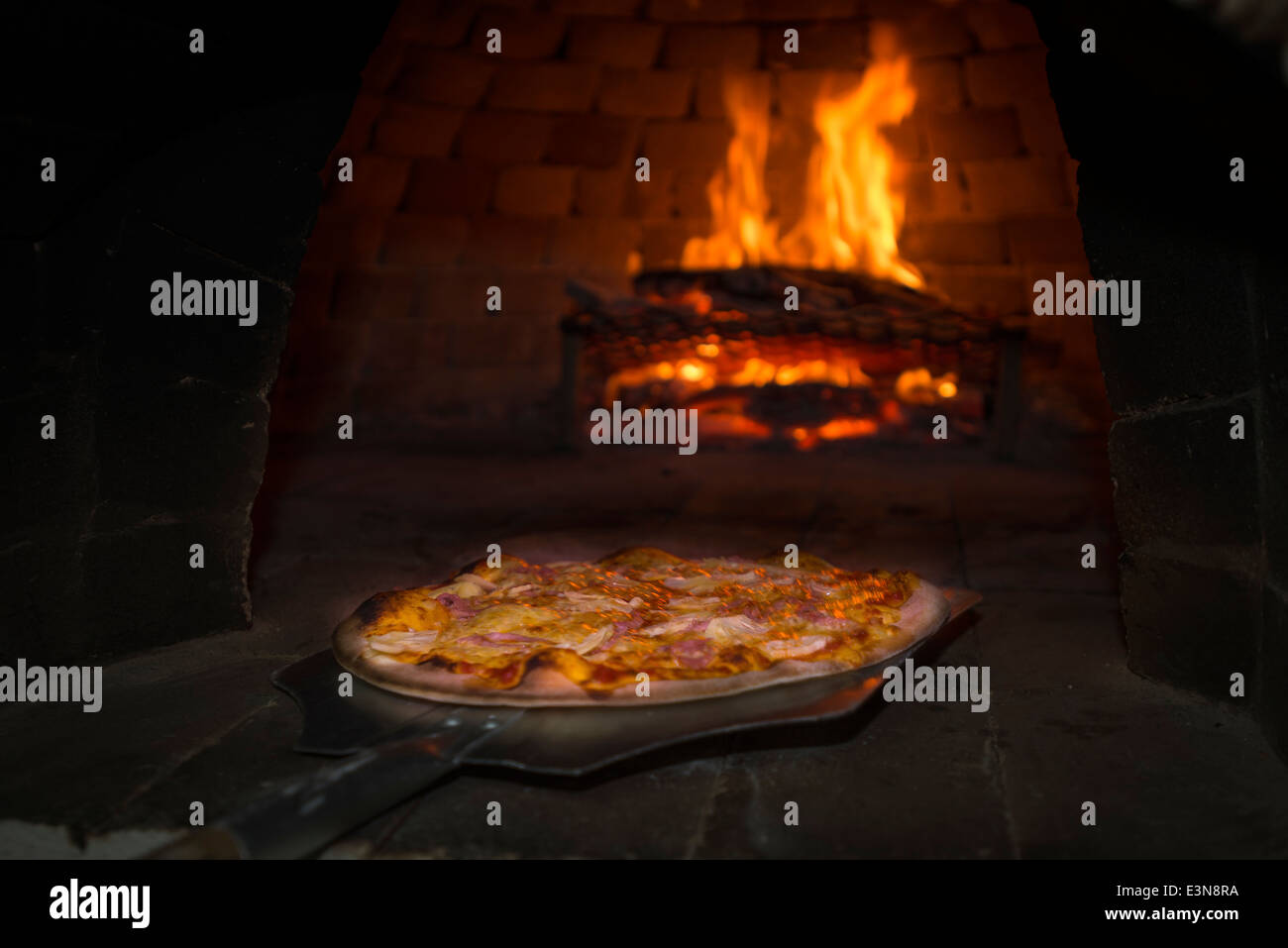 Eine Pizza in den Holzofen Stockfoto