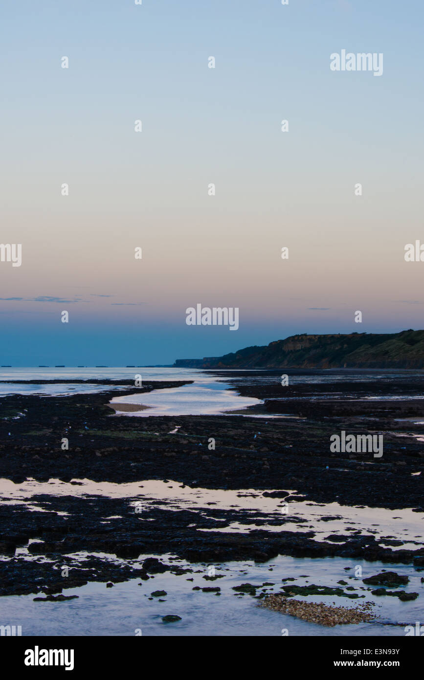 Küste von Port-En-Bessin, Normandie, Frankreich in den späten Abend Stockfoto