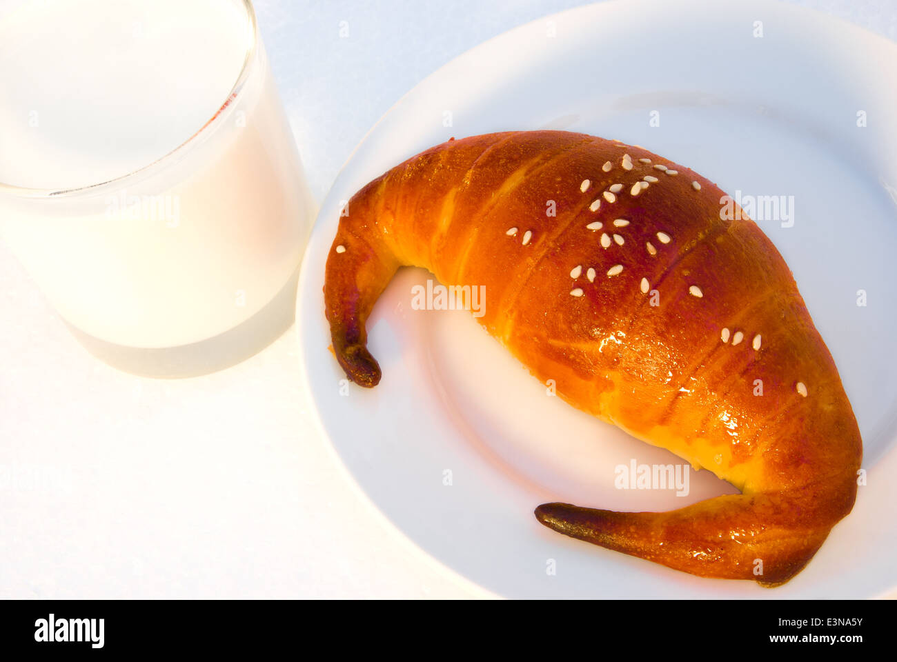 Croissant und Milch zum Frühstück Stockfoto