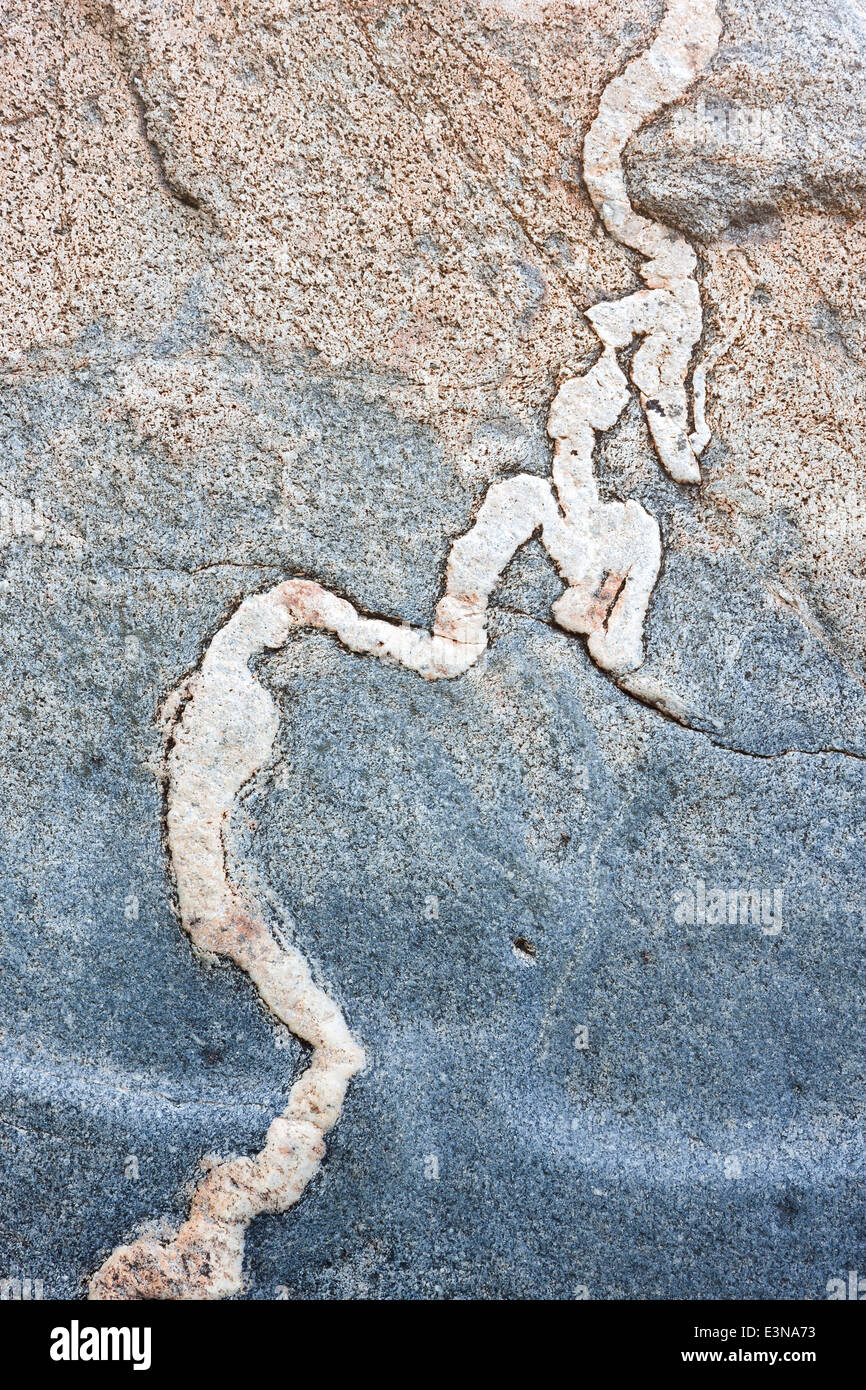 Abstrakte Textur einer weißen kurvige Linie in einen großen Stein Stockfoto