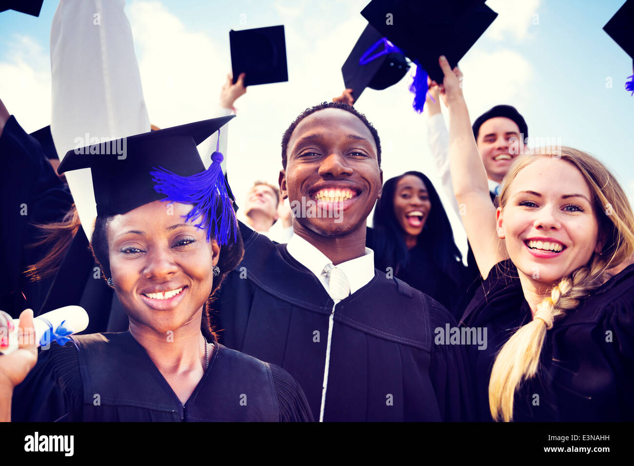 Diverse internationale Studierende feiern Abschluss Stockfoto