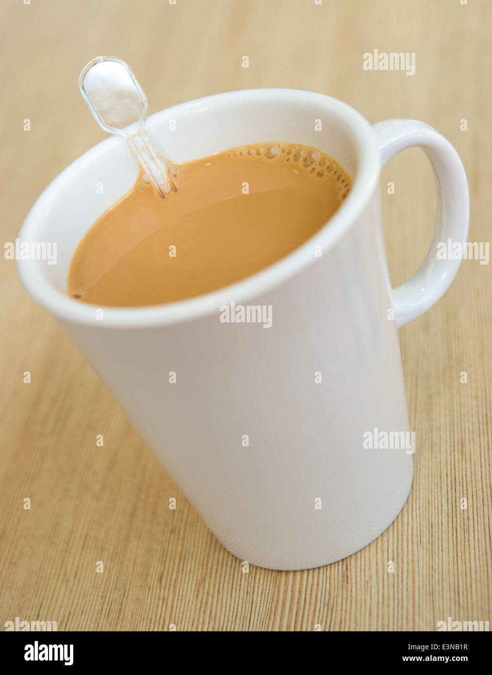 Tasse Milchtee auf einem Holztisch Stockfoto