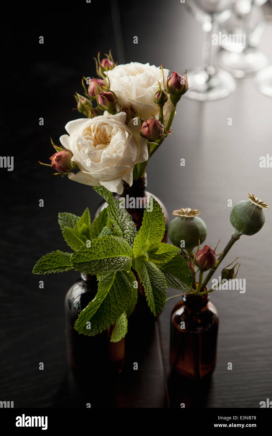 Blumen in Vasen auf Tisch Stockfoto