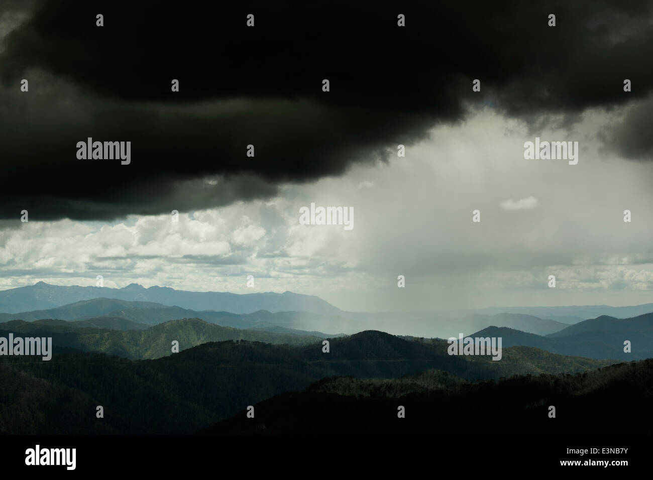 Gewitterwolken über Bergketten, Mt Hotham, Victoria, Australien Stockfoto