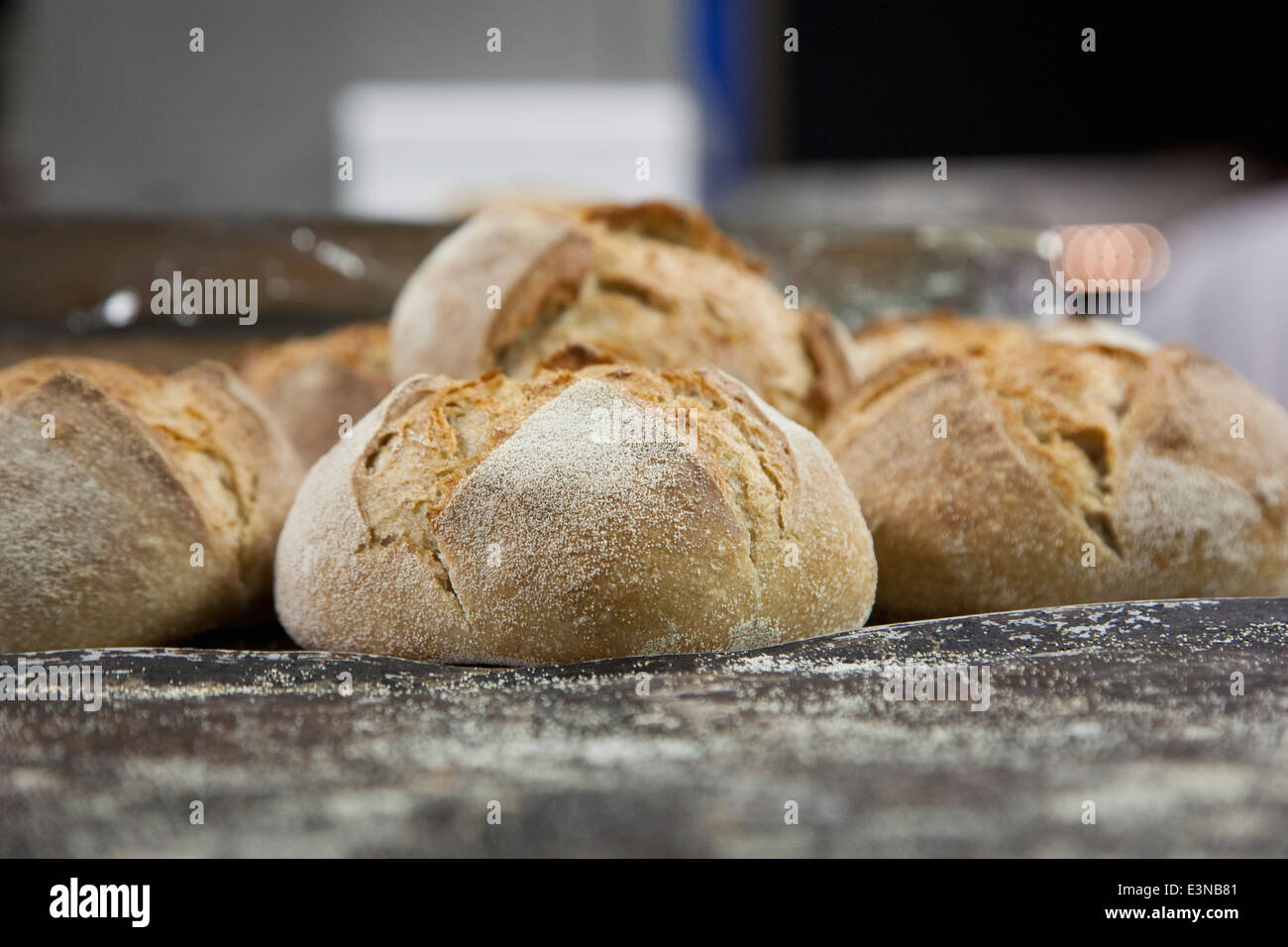 Gebackene Schwarzbrot auf Theke Stockfoto