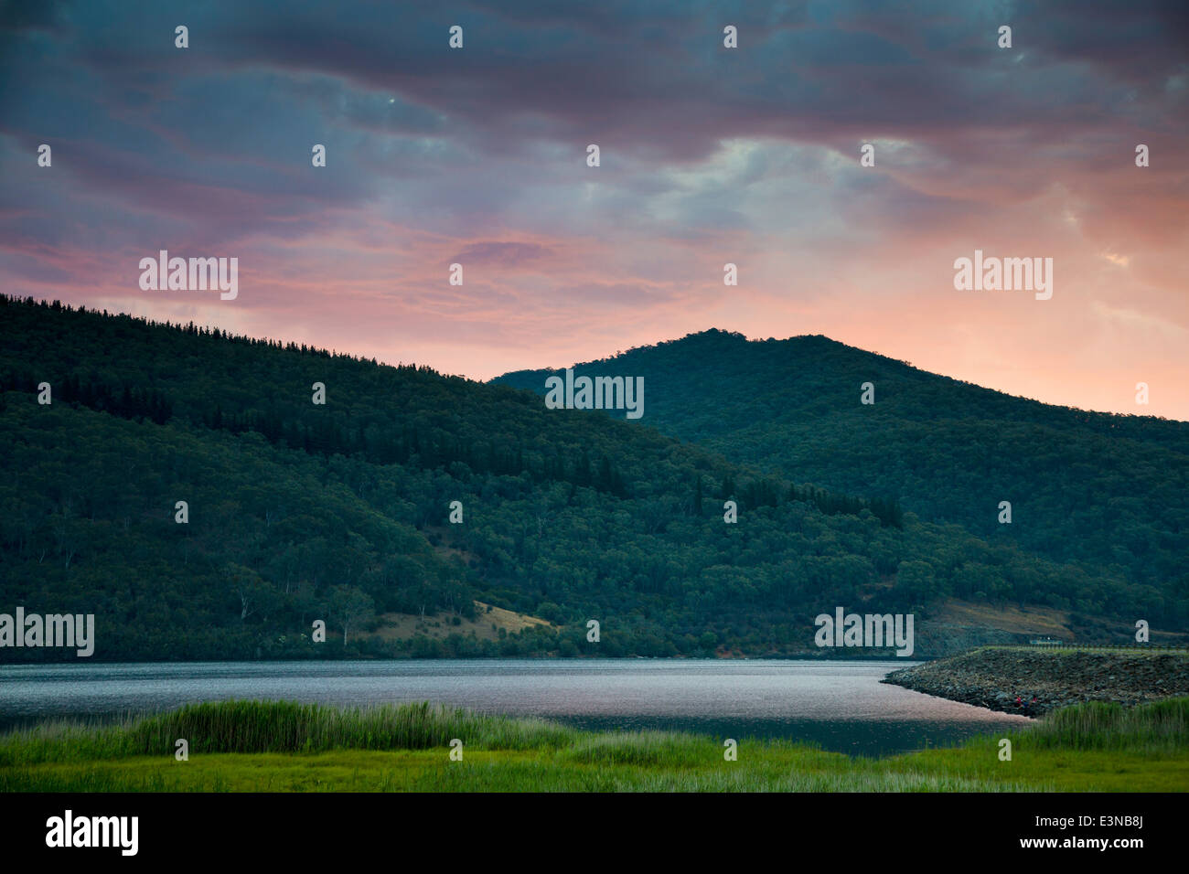 Ruhigen Blick auf Berge und See in der Abenddämmerung, Ökonomie, New-South.Wales, Australien Stockfoto