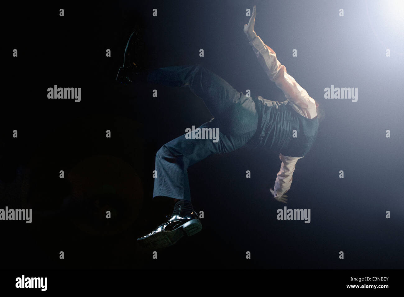 Voller Länge des Menschen tanzen auf schwarzem Hintergrund Stockfoto