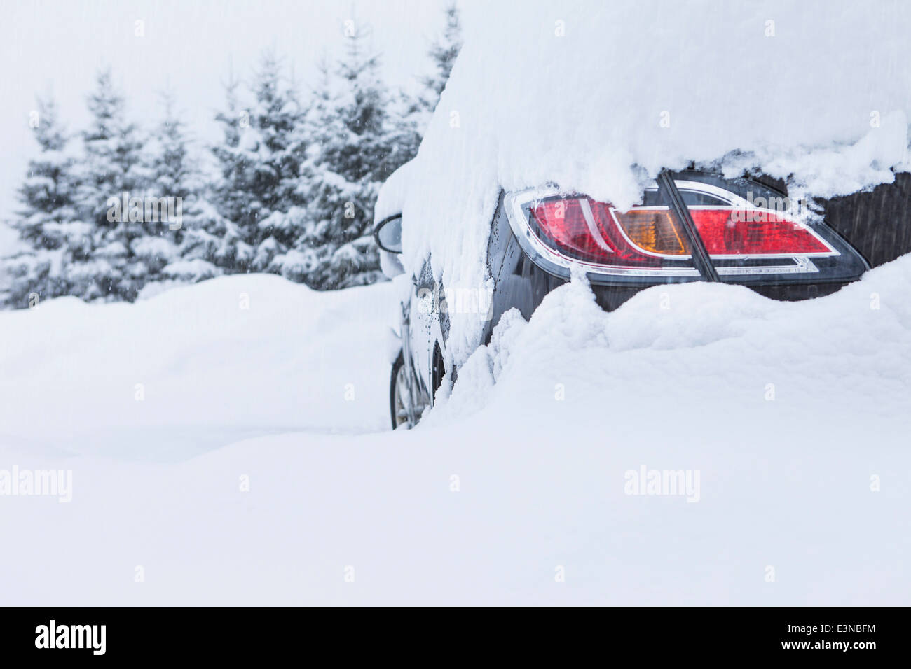 Auto mit Schnee bedeckt Stockfoto