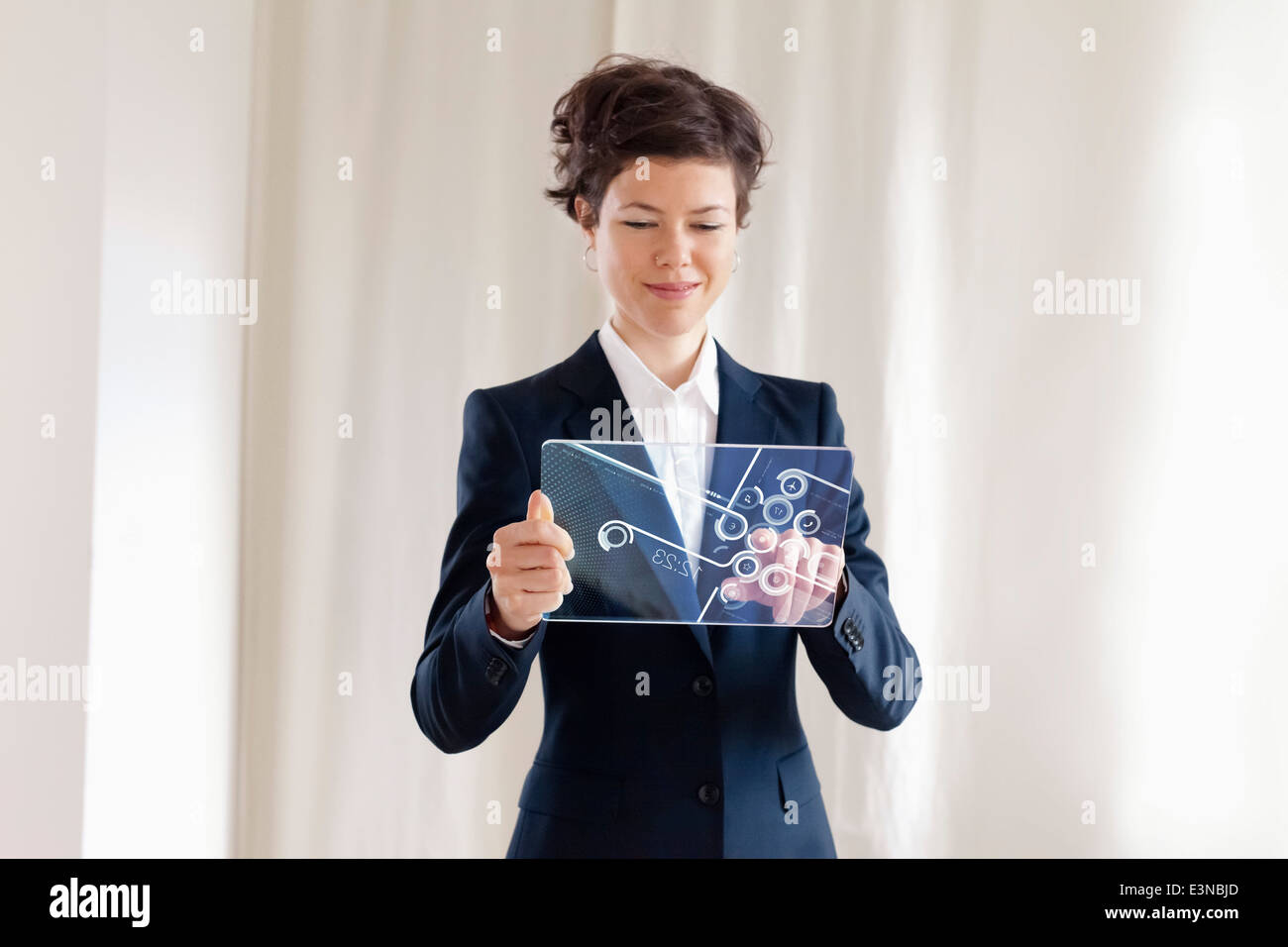 Zuversichtlich Geschäftsfrau mit futuristischen Digital-Tablette Stockfoto