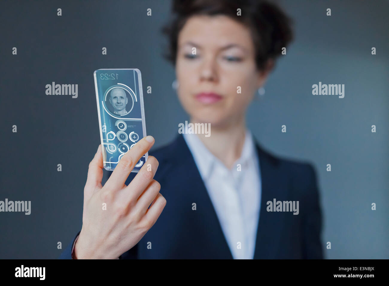 Mann und Frau kommunizieren per Videochat auf modernen transparenten Smartphone Stockfoto
