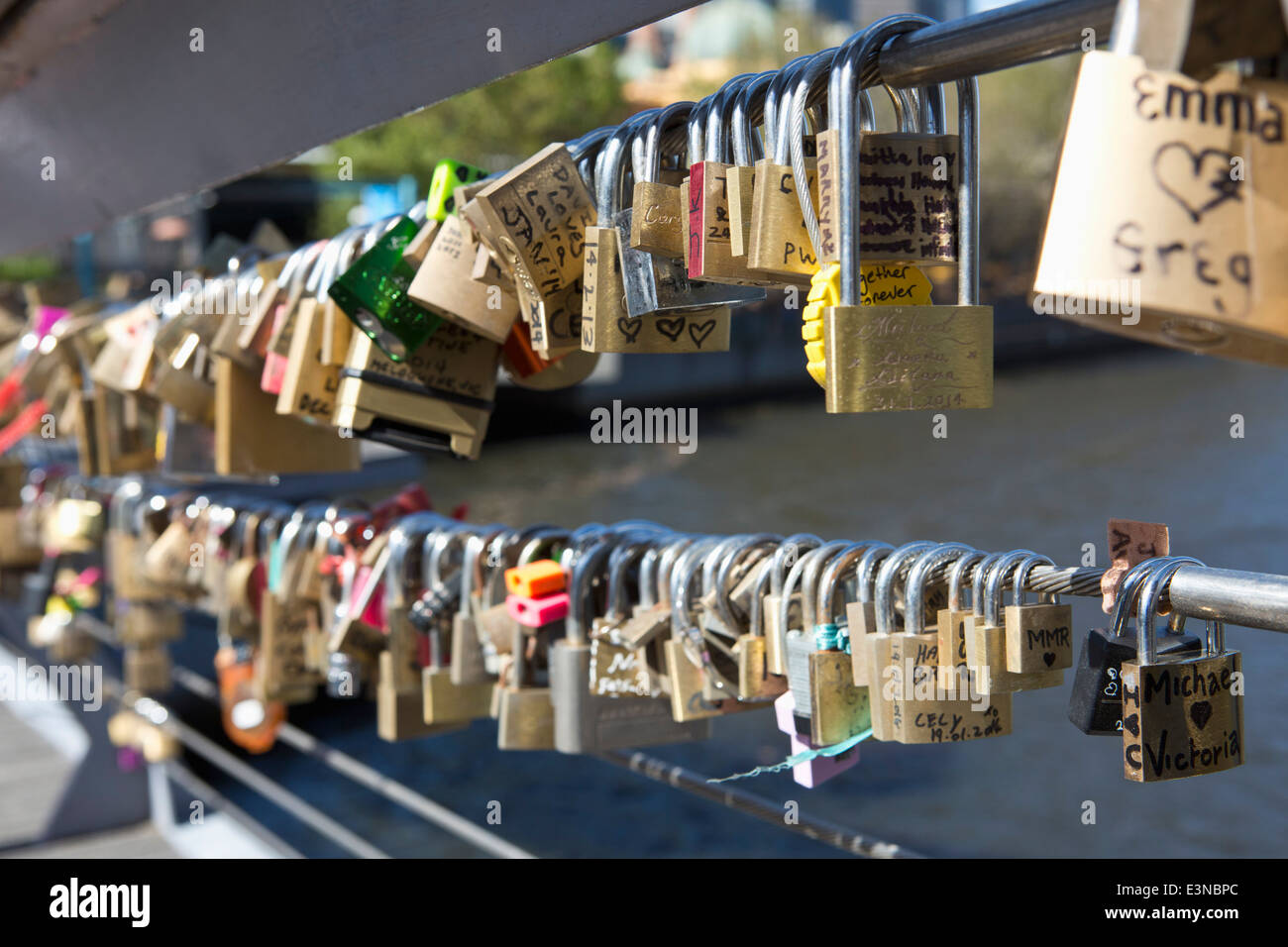 Große Gruppe von Liebe Vorhängeschlösser auf Geländer gegen See Stockfoto