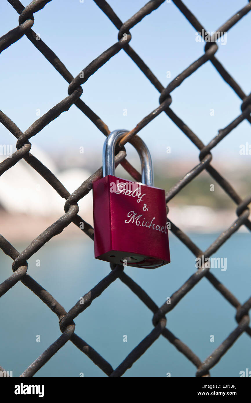 Liebe Vorhängeschlösser Maschendrahtzaun gegen Strand Stockfoto