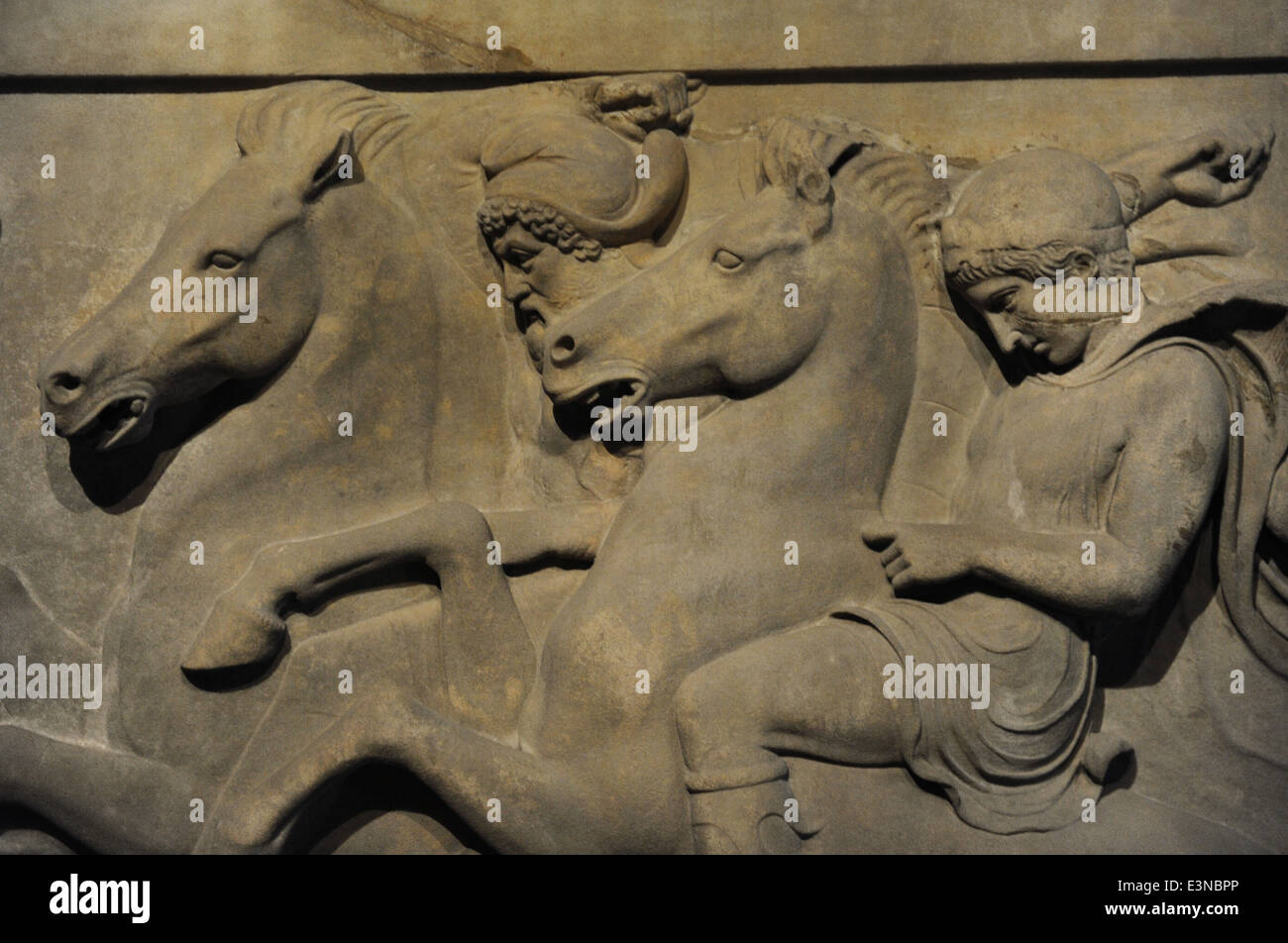 Lykische Sarkophag. 5. Jahrhundert vor Christus. Fünf berittenen Jäger in der thrakischen Kleidung. Detail. Paros Marmor. Königliche Nekropole von Sidon. Stockfoto