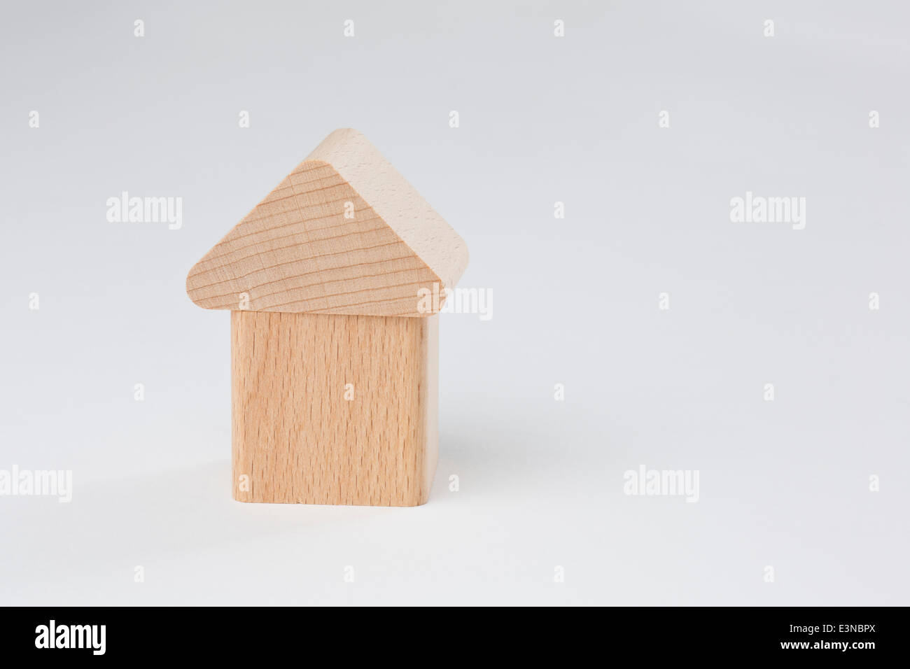 Holzhaus-Miniatur vor weißem Hintergrund Stockfoto