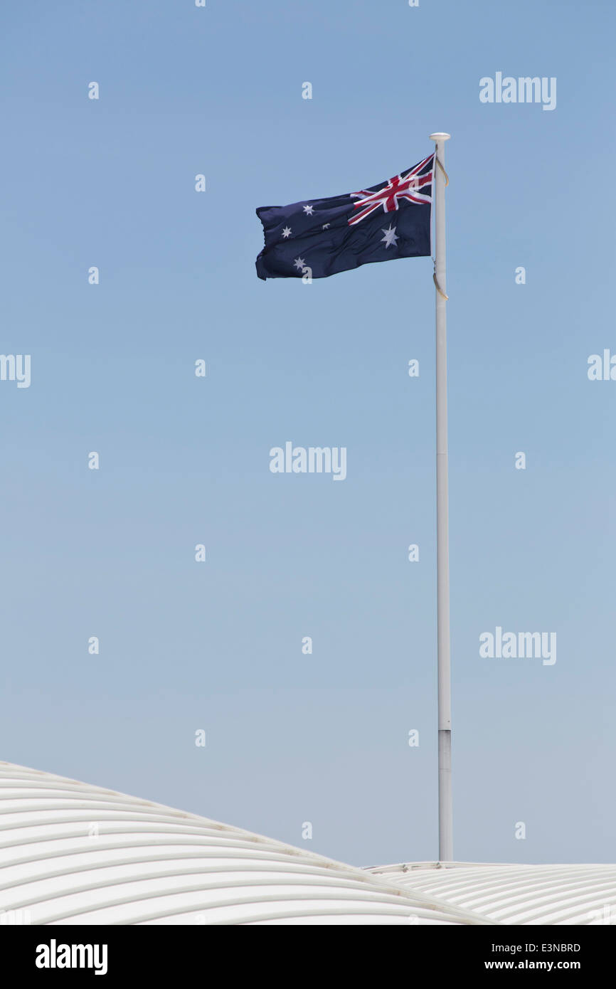 Niedrigen Winkel Ansicht der australischen Flagge gegen blauen Himmel Stockfoto