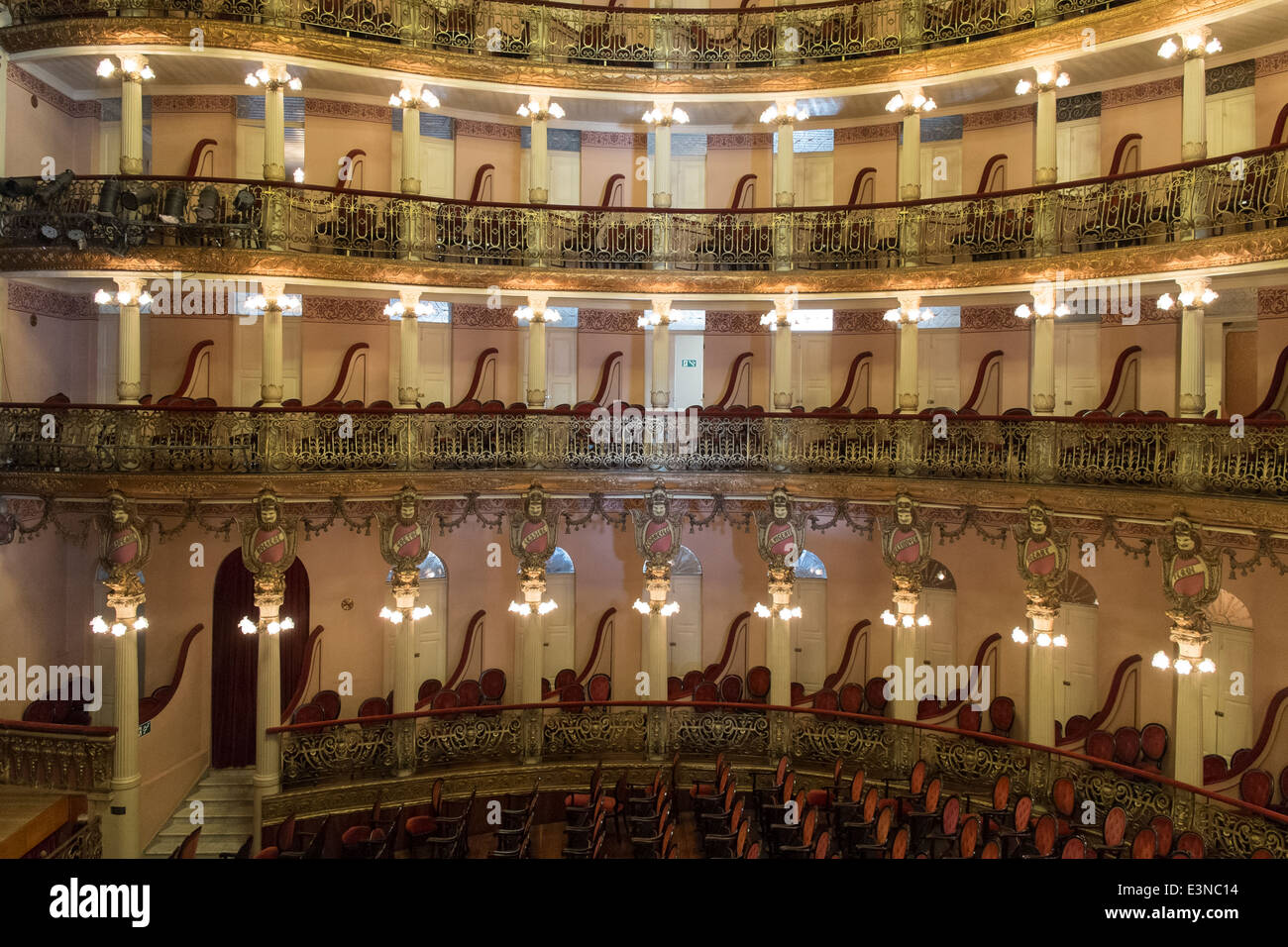 Balkone und Sitzplätze... Stockfoto