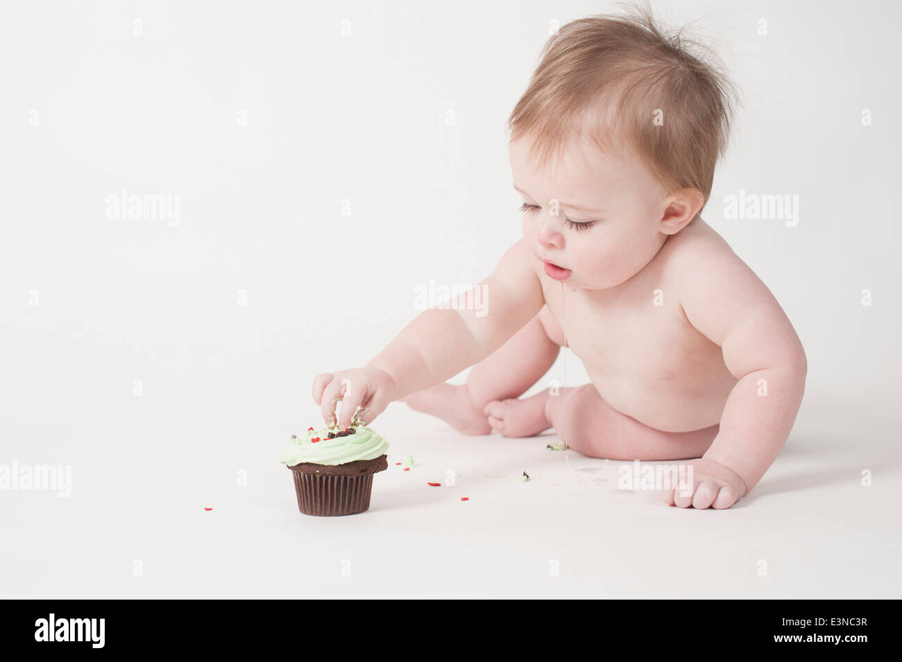 Volle Länge des jungen essen Kuchen vor weißem Hintergrund Stockfoto