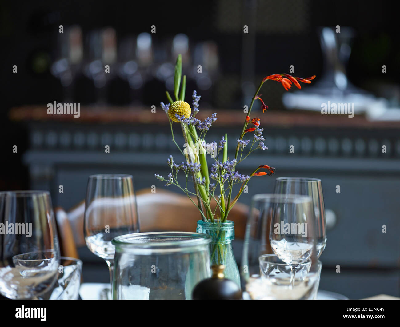 Blumenvase und Weingläser im restaurant Stockfoto