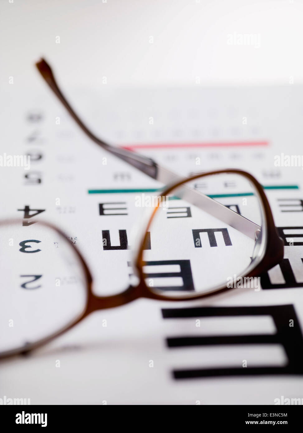 Nahaufnahme des Alphabets E auf Auge Prüfung Diagramm gesehen durch die Brille Stockfoto