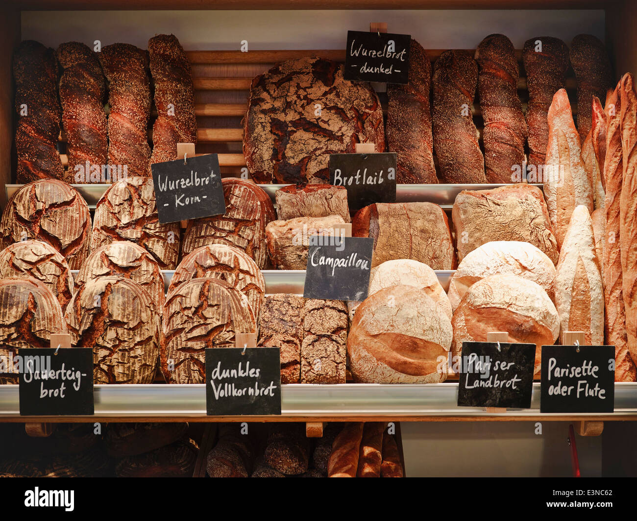 Verschiedene Brotsorten in Regalen angezeigt Stockfoto