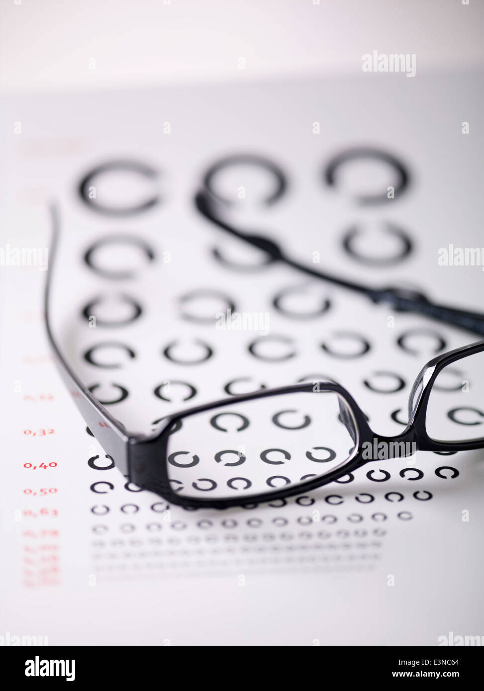Nahaufnahme des Alphabets C auf Auge Prüfung Diagramm gesehen durch die Brille Stockfoto
