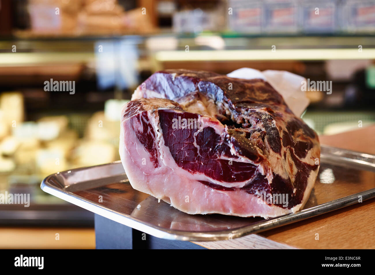 Fleisch auf Tablett in der Metzgerei Stockfoto