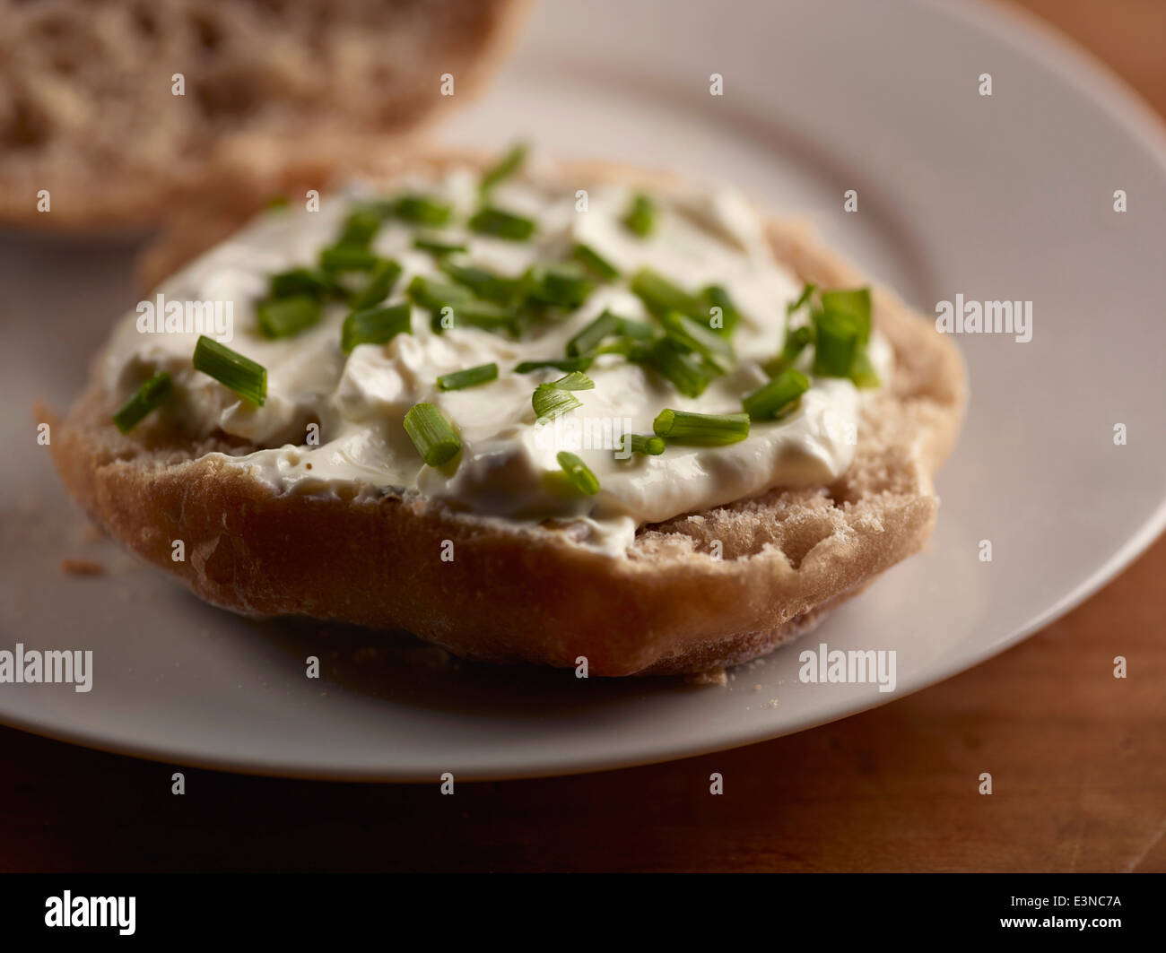 Frühlingszwiebeln und Mayonnaise in Platte Stockfoto