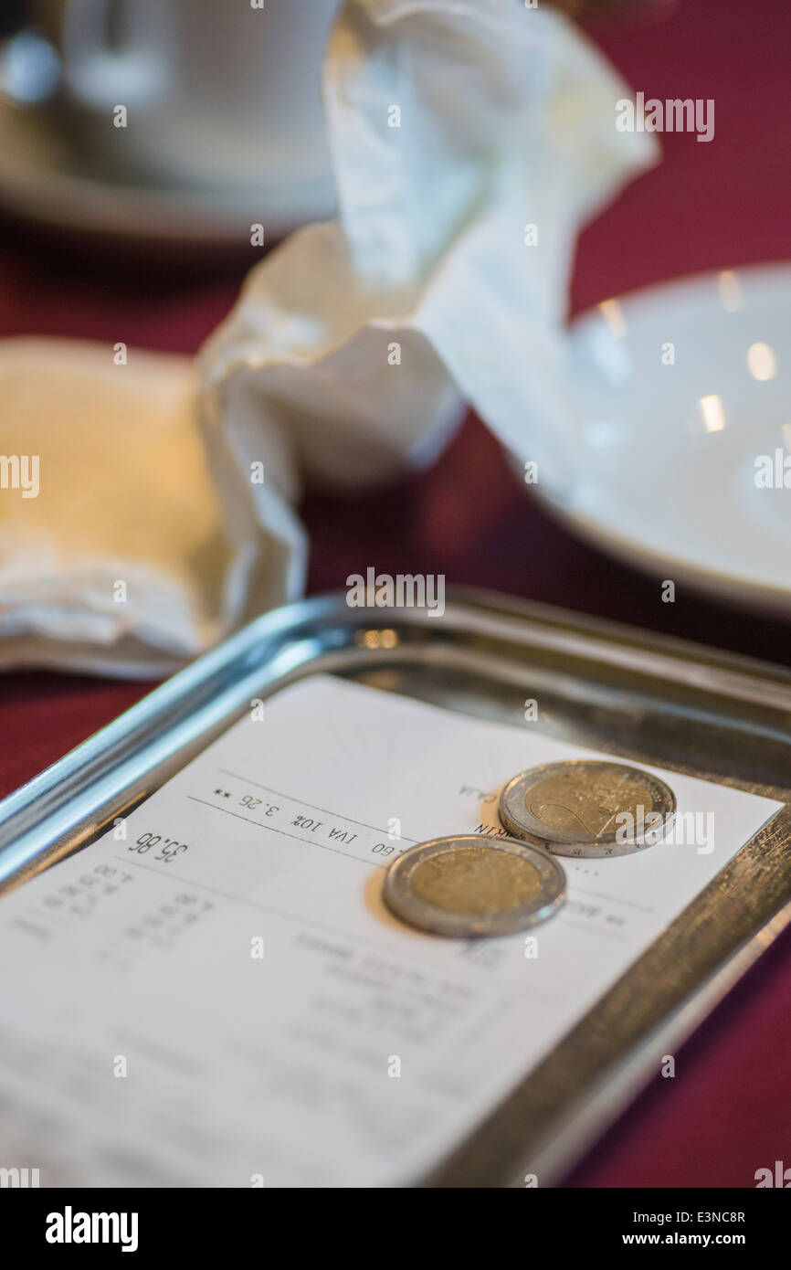 Bill und Spitze im Teller am Tisch im restaurant Stockfoto