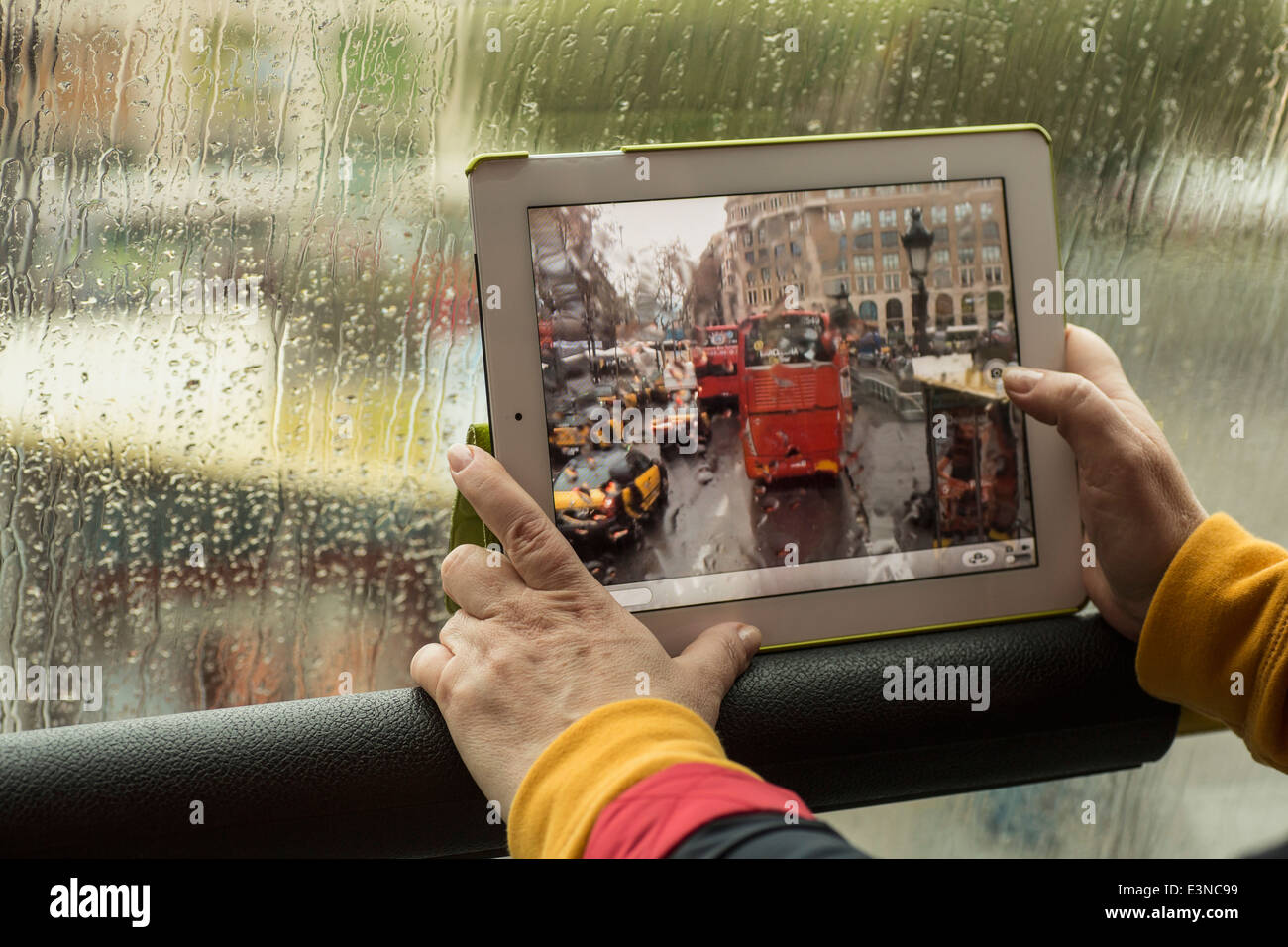 Bild der Frau fotografieren Bus mit digital-Tablette beschnitten Stockfoto