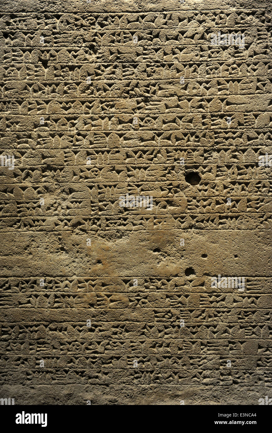 Königs-Stele mit Inschrift und Relief Darstellung König Sennacherib beten vor dem göttlichen Symbole. Kalkstein. Stockfoto