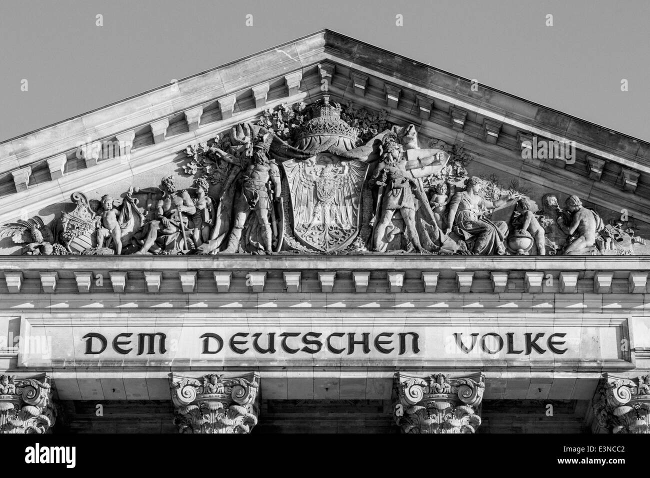 Niedrigen Winkel Ansicht des Parlamentsgebäudes gegen Himmel, Berlin, Deutschland Stockfoto