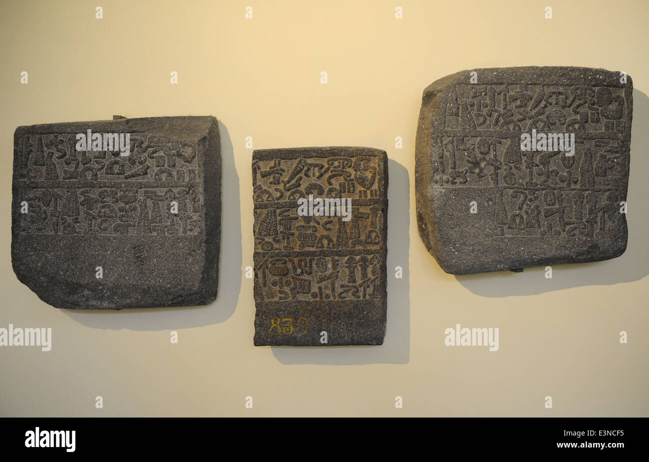 Platten mit hieroglyphischen Inschrift über die Aktivitäten von König Urhilina und seinem Sohn. Basalt. Hitite Spätzeit. Stockfoto