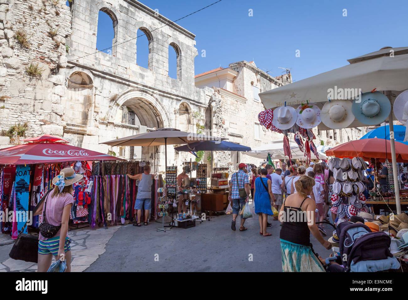 Touristen und Straßenhändler im historischen Zentrum von Split, die zweitgrößte Stadt in Kroatien. Stockfoto