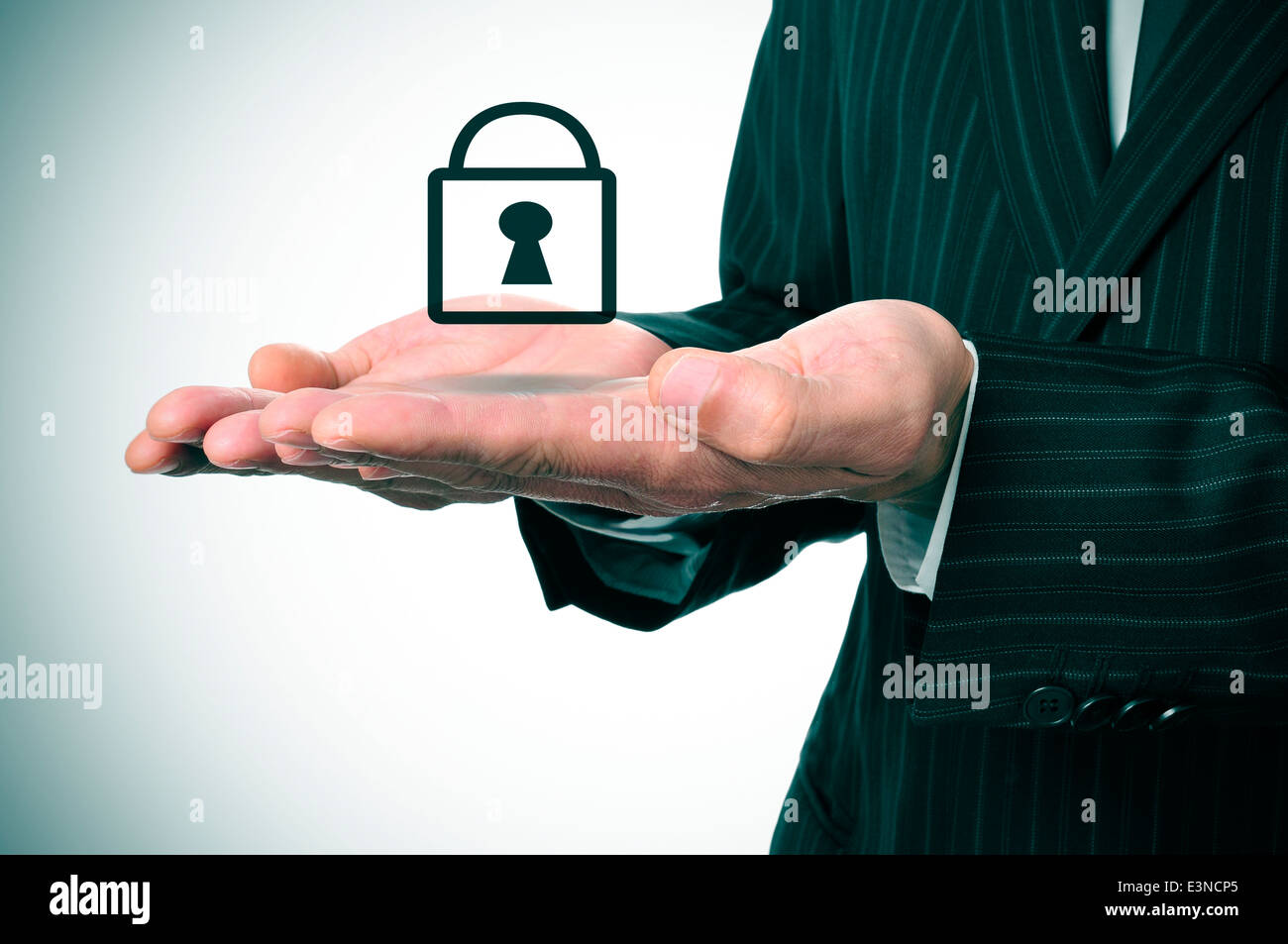 ein Mann trägt einen Anzug mit einem Symbol eines Vorhängeschlosses auf seinen Händen Stockfoto