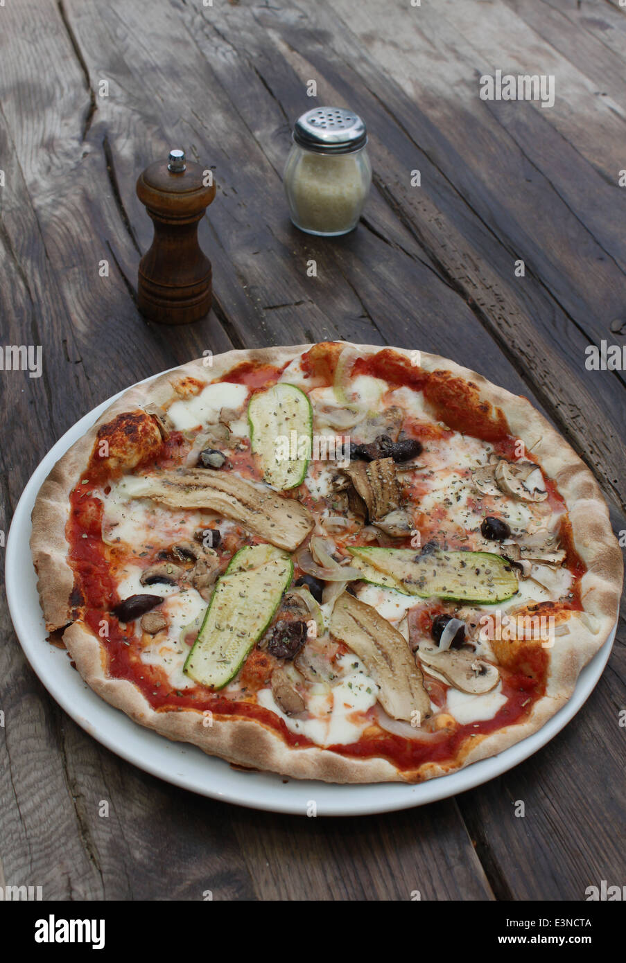 Rustikale vegetarische Pizza Stockfoto