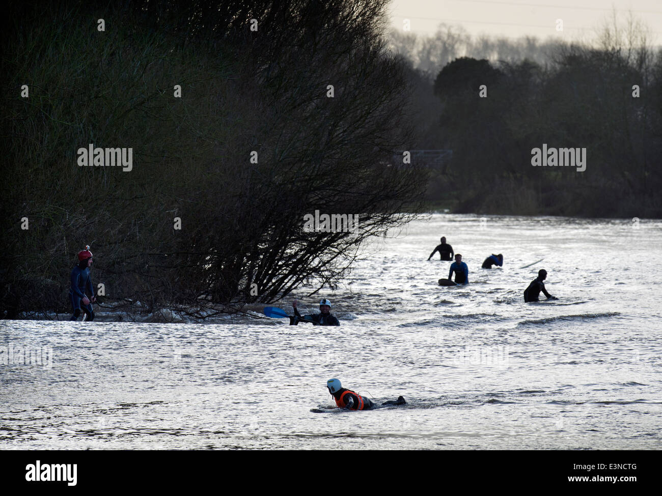 Surfer und Kanuten sind Pädagogen nach dem Reiten die Severn Bore in Minsterworth, Gloucestershire UK 2014 Stockfoto