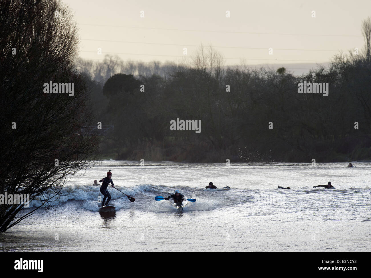 Surfer und Kanuten Reiten der Severn Bore in Minsterworth, Gloucestershire UK 2014 Stockfoto