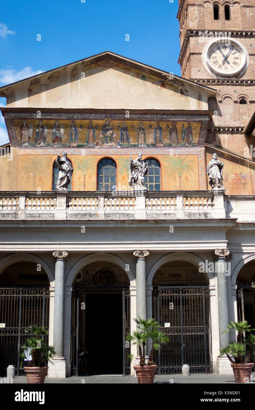 Die Vorderseite des Santa Maria in Trastevere mit Statuen und goldenen Mosaiken. Rom Italien. Stockfoto